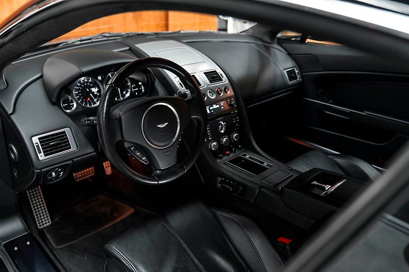 Aston Martin V8 Vantage N400 142/240 - fotka 7 z 23