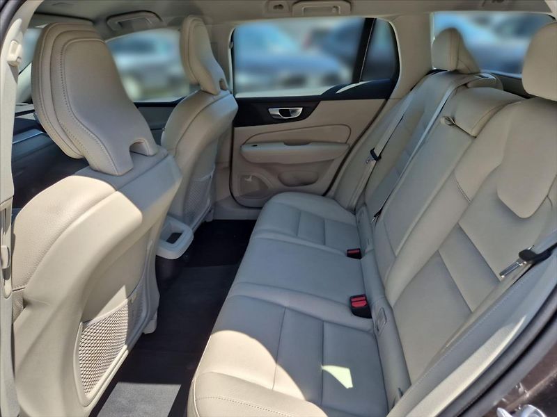 Volvo V60 2,0 B4 Plus Dark benzin - fotka 10 z 17