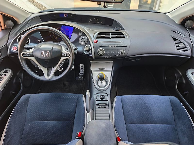 Honda Civic (2007) 1.8 i-VTEC Executive Panorama - fotka 7 z 41