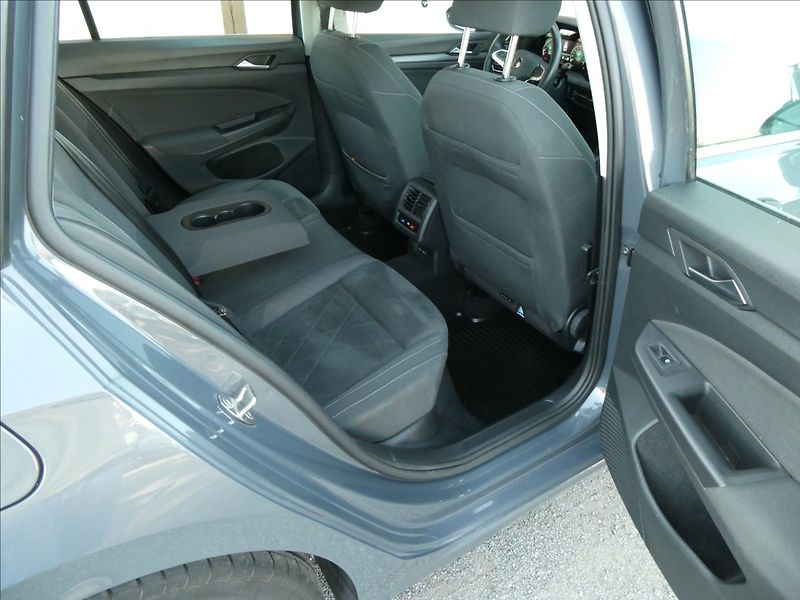 Volkswagen Golf 1,5 TSi 110kW Style,2xkola,DPH - fotka 24 z 47