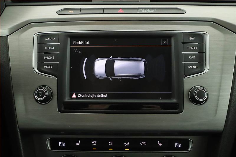 Volkswagen Passat (2015) 2.0 TDI, Navi, Tempomat - fotka 15 z 21
