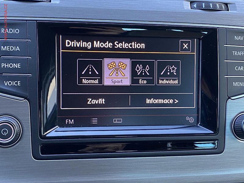 Volkswagen Golf (2015) 2.0 TDi, AAC, tempo - fotka 16 z 18