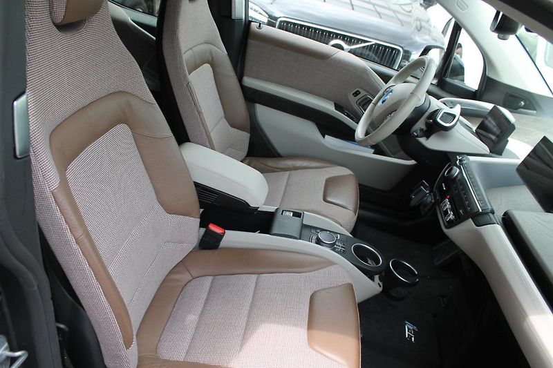 BMW i3 (2017) s 135kW Harman Kardon - fotka 31 z 36