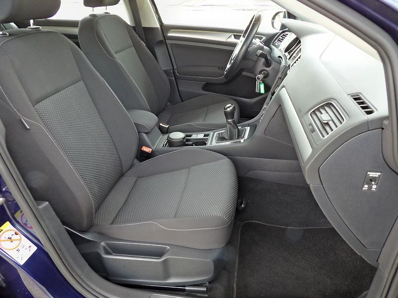 Volkswagen Golf 1.0TSI 81kW AutoAC Temp. 2xPDC - fotka 16 z 27