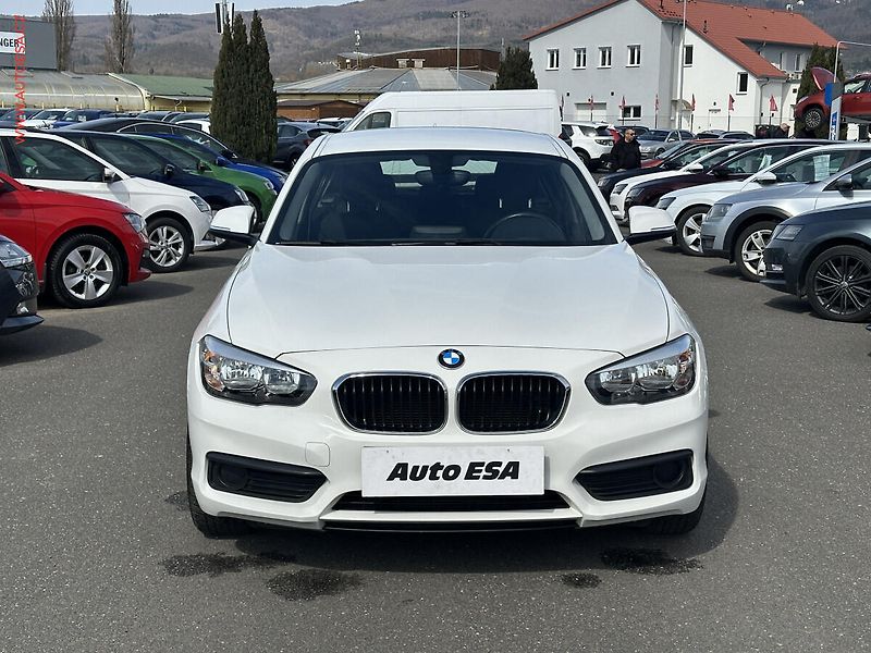 BMW Řada 1 (2015) 1.5i 116i, Klima - fotka 2 z 21