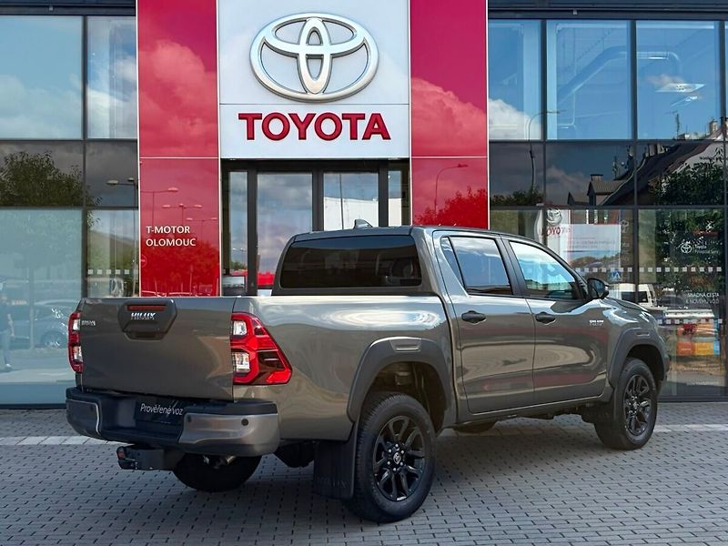 Toyota Hilux 2.8 INVINCIBLE skladem - fotka 3 z 18