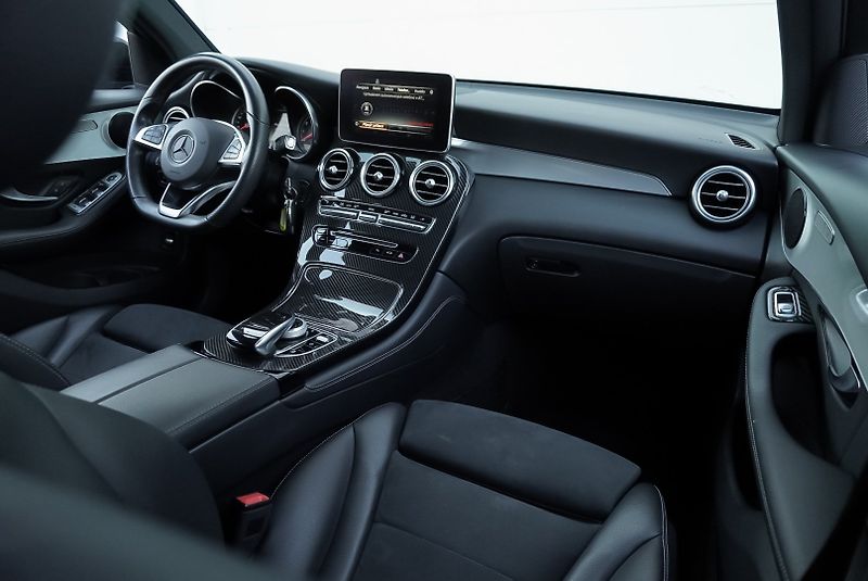 Mercedes-Benz GLC (2019) 300 4MATIC AMG - fotka 29 z 32