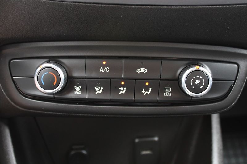Opel Crossland 1,2 T  ČR,1.MAJ,A/T,18.152KM - fotka 16 z 32