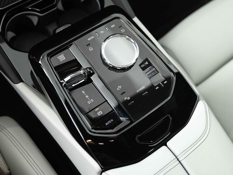 BMW Řada 5 550e xDrive - fotka 16 z 23