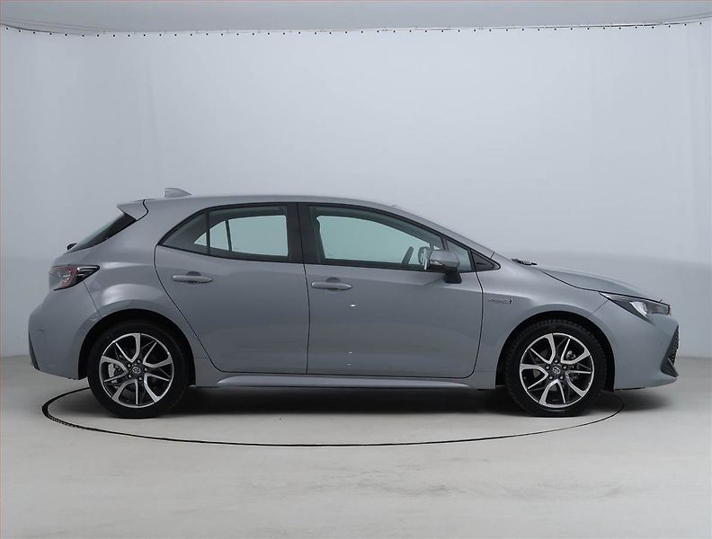 Toyota Corolla (2022) 1.8 Hybrid - fotka 6 z 19