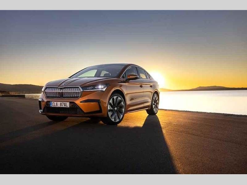 Plně elektrické SUV Škoda Enyaq Coupé iV (na snímku) se představilo v roce 2022 a vzbudilo u zákazníků velký zájem. Automobilka zrychluje svoji elektrickou ofenzivu: do roku 2026 představí tři zcela nové elektrické modely a další budou následovat.
