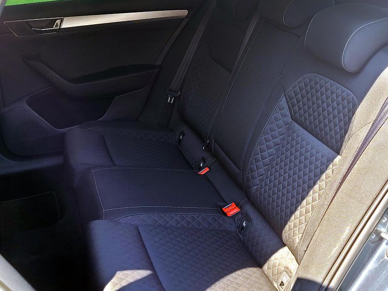 Škoda Superb TDi DSG 4x4 190k *CEBIA*       - fotka 21 z 49