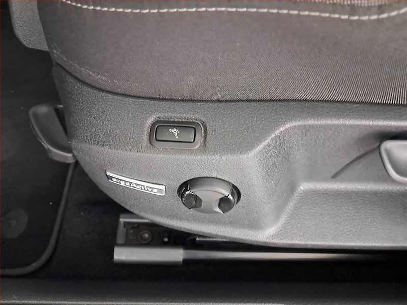 Volkswagen Golf (2020) 2.0 TDI, Navi, Tempomat - fotka 16 z 20