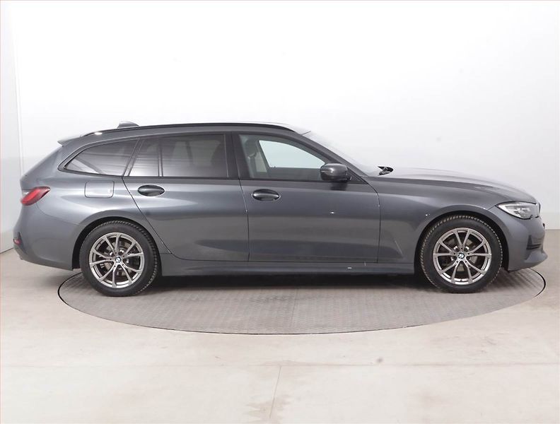 BMW Řada 3 (2022) Sport Line 318 d, Automat - fotka 6 z 16