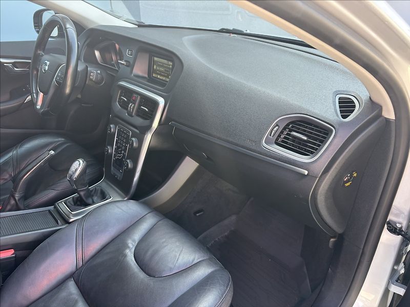Volvo V40 1,6 D 84 kw. Č.R. - fotka 20 z 25