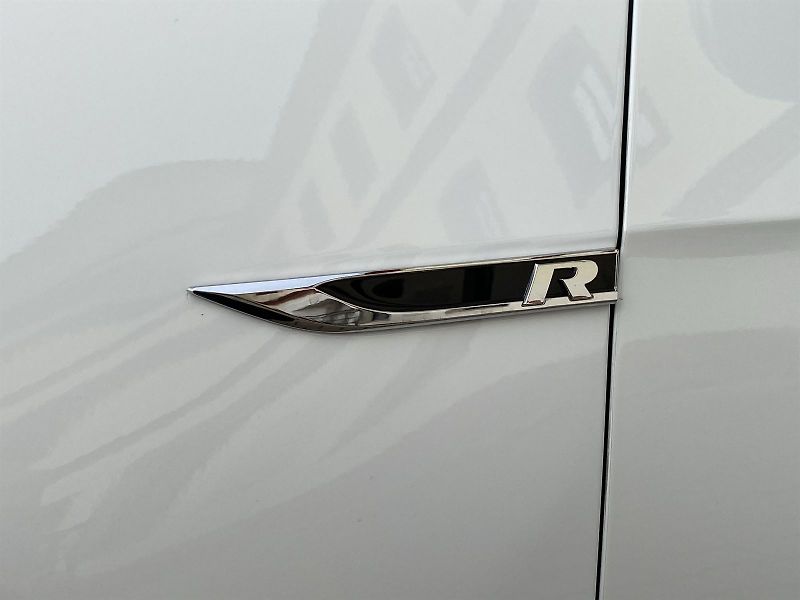 Volkswagen Golf (2019) 2.0 TSI DSG 4Motion R-Line - fotka 30 z 34