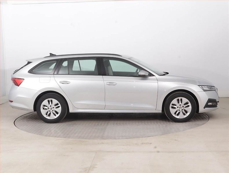 Škoda Octavia (2023) Ambition 2.0 TDI, ČR,1.maj - fotka 6 z 15
