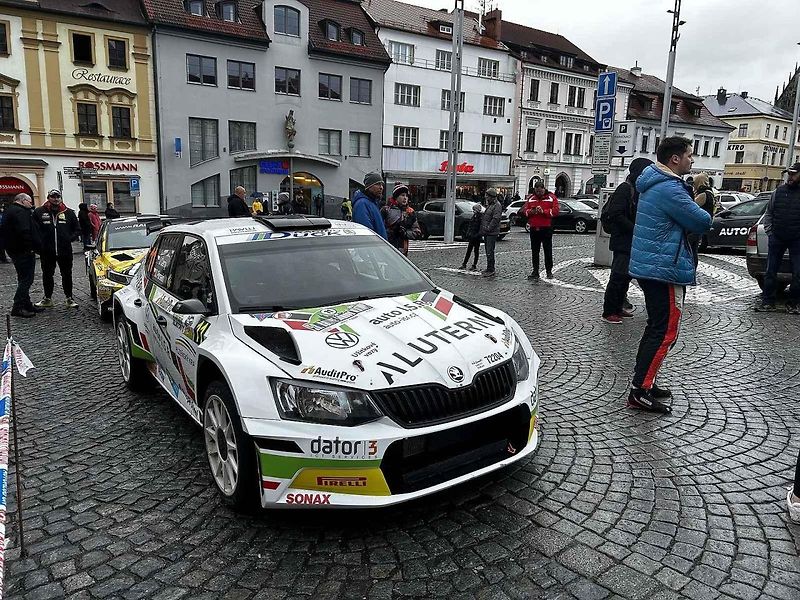 Tragédie, která se odehrála v rámci 58. ročníku Rallye Šumava, kdy po nehodě zemřela navigátorka Alena Krejčíková (41), nezasáhla jen příznivce rallye, ale její kamarády, jelikož byla na Klatovsku doma.