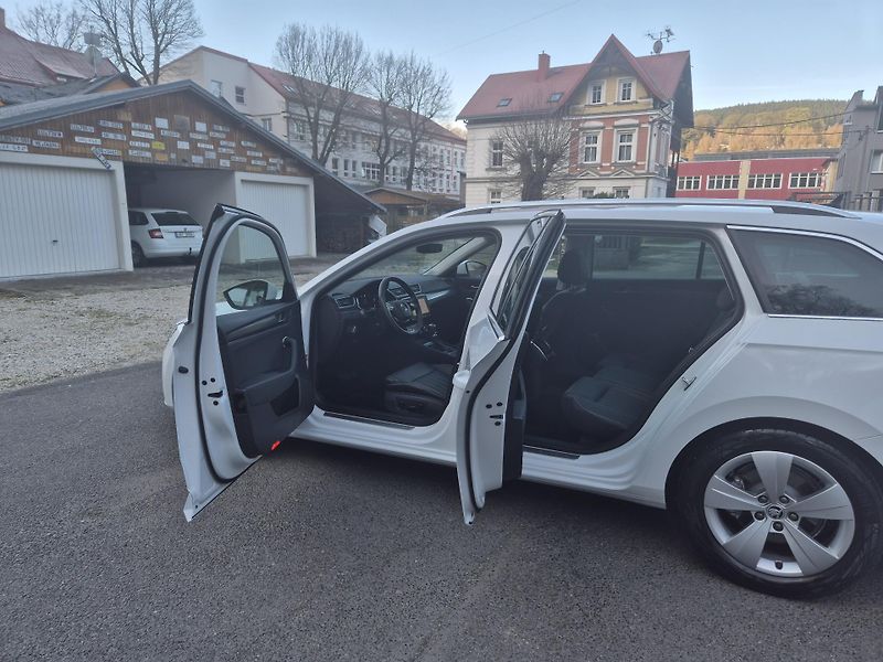 Škoda Superb Combi 2,0TDi DSG 110kw 17ALU - fotka 13 z 44