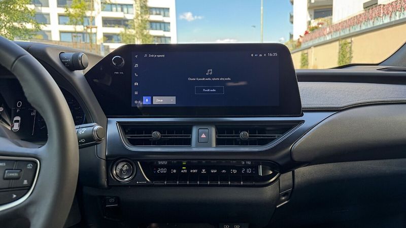 Lexus UX 300h 300H 2,5 HEV F SPORT DESIGN - fotka 19 z 26