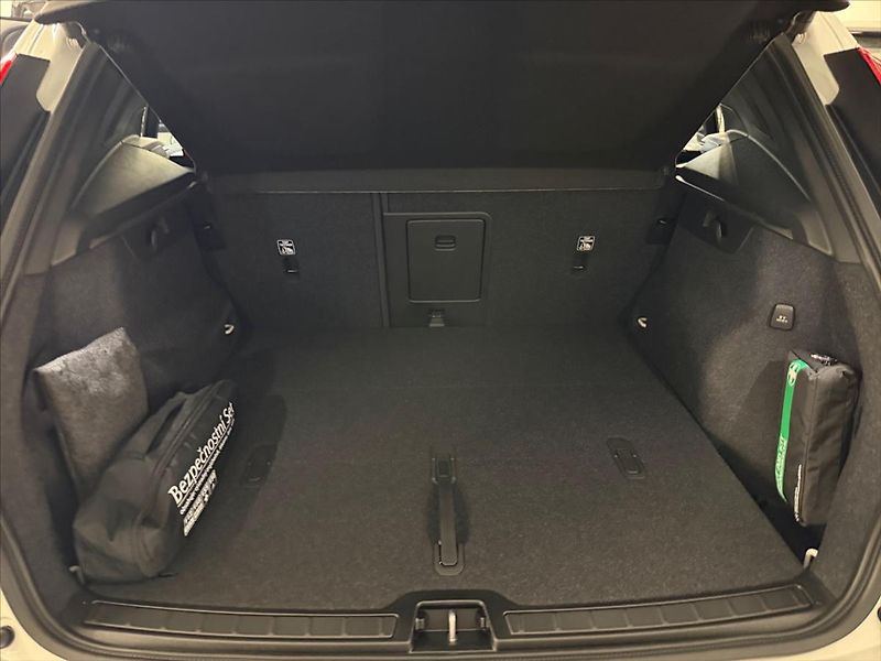 Volvo XC40 (2025) 2,0 B4 FWD Plus Dark 5143 - fotka 12 z 15