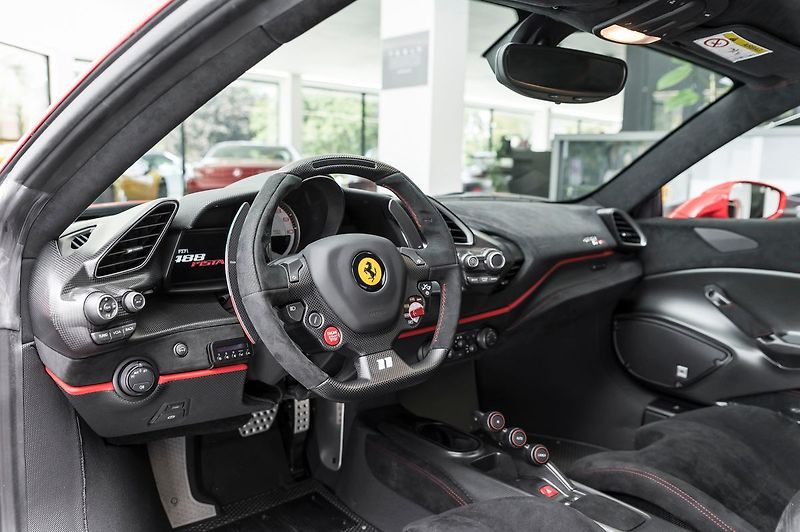 Ferrari 488 Pista PILOTI - fotka 5 z 26