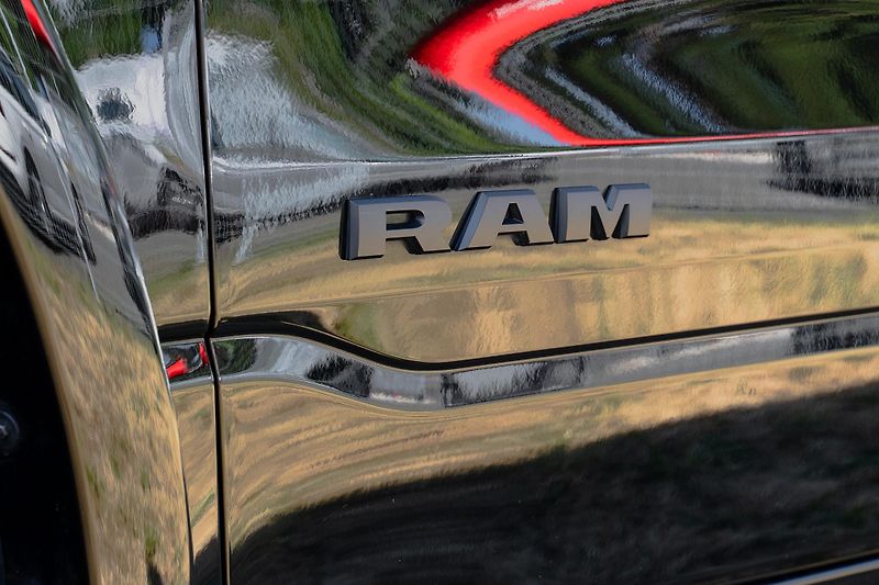 Dodge RAM (2023) 1500 5.7 HEMI V8 LIMITED/NIGHT - fotka 8 z 24