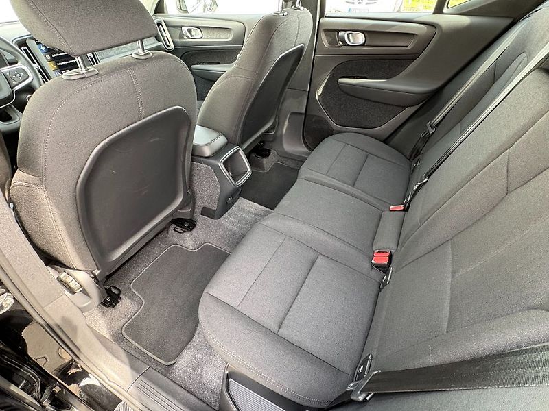 Volvo XC40 Momentum core T2 95kW - fotka 10 z 23