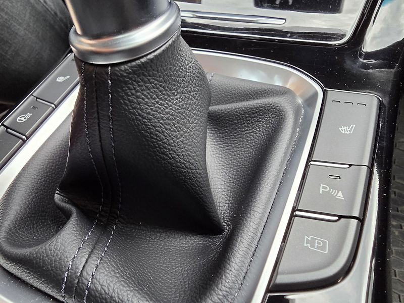Hyundai i30 1.5-1.MAJITEL-NAVI-KAMERA - fotka 23 z 26