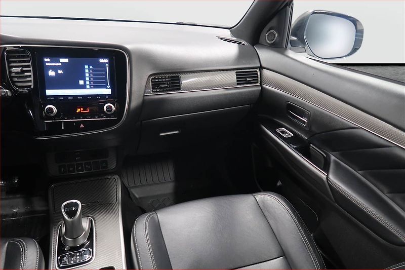 Mitsubishi Outlander (2021) Instyle 2.4 PHEV - fotka 8 z 25