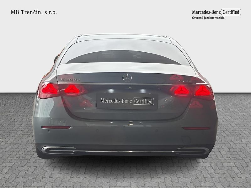 Mercedes-Benz Třídy E (2024) 300e sedan 4MATIC - fotka 7 z 40