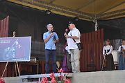Strakonice si připomněly 105 let od zahájení výroby značky ČZ Sjeli se sem majitelé a obdivovatelé legendárních motocyklů. Na dobu, kdy pro čezetu pracoval, zavzpomínal i náš jediný kosmonaut ve vesmíru Vladimír Remek. A ochotně pózoval na společných sním