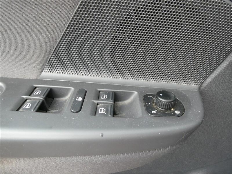 Volkswagen Golf 1,4 i16V serviska,ČR,2.majitel - fotka 30 z 49