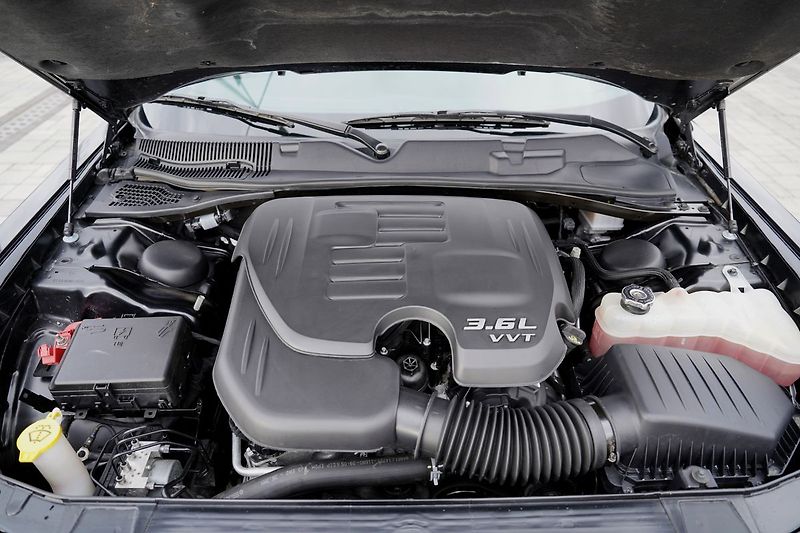 Dodge Challenger 3.6 V6 automat,/kůže/xenony - fotka 10 z 38