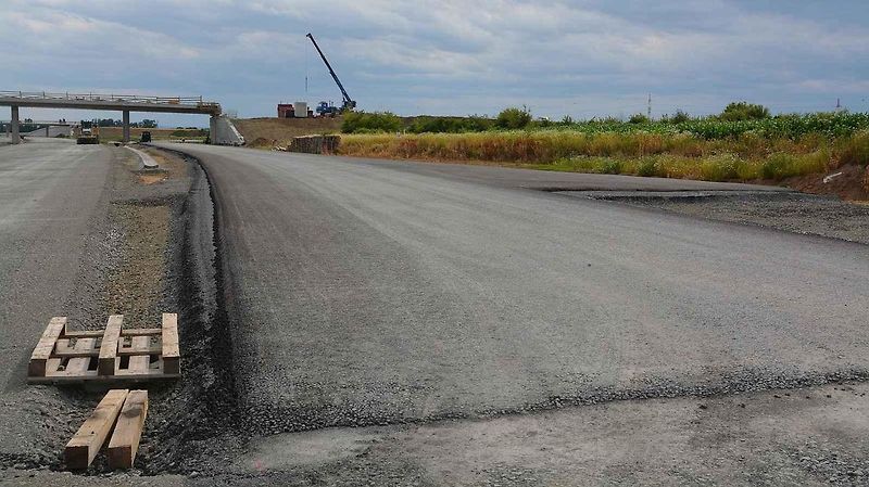 Pokládka cementobetonového a asfaltového povrchu vozovky na stavbě dálnice D1 mezi Říkovicemi a Přerovem, 28. června 2025