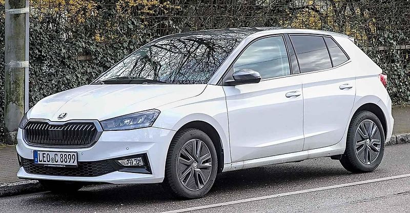 Deštník, který je ve výbavě vozů Škoda Fabia, má svou schránku pod sedadlem spolujezdce.