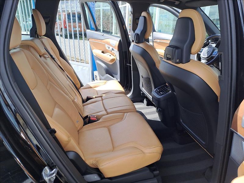 Volvo XC90 2,0 D5 AWD FIRST EDITION - fotka 8 z 24
