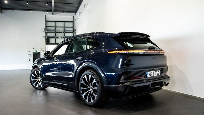 Porsche Cayenne Electric HuD Pano Display spol - fotka 6 z 18