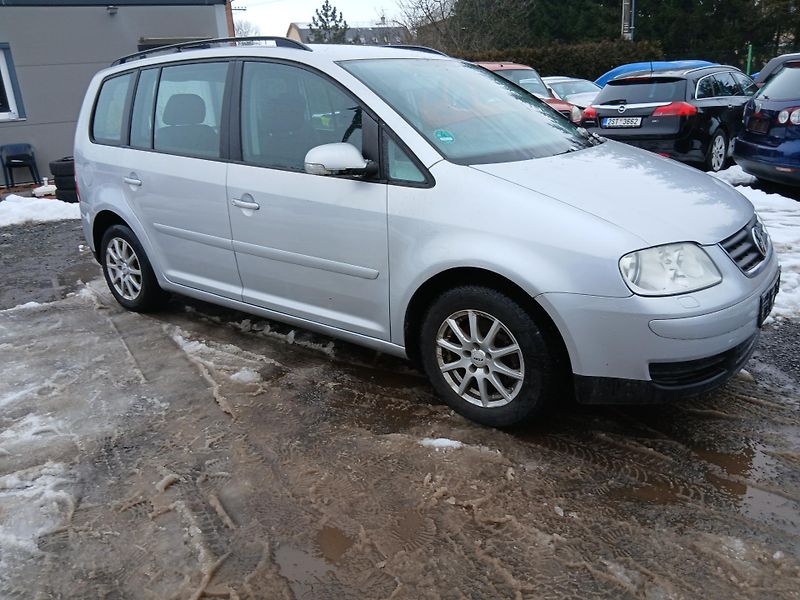 Volkswagen Touran 1.6 FSI, ALU - fotka 6 z 27