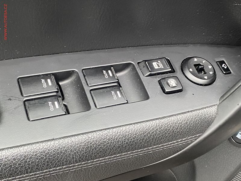 Kia Sorento (2014) 2.2CRDi 4x4, AT, xenon, panor - fotka 12 z 23