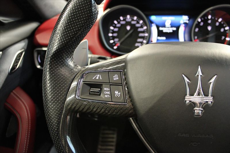 Maserati Levante SQ4 GranLusso ACC/Pano/B&W - fotka 20 z 37