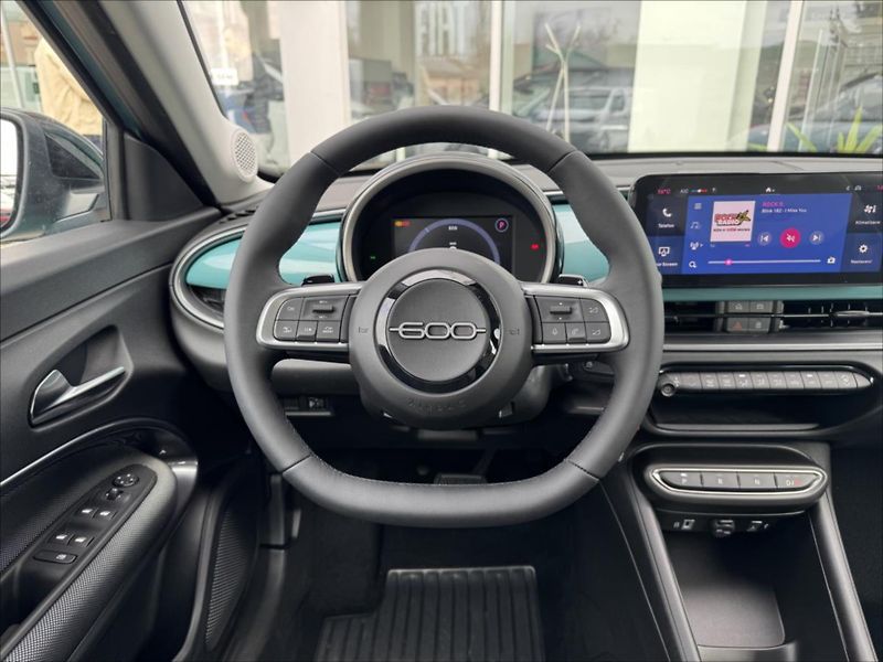 Fiat 600 (2024) 1,2 Turbo Hybrid 110k eDCT - fotka 13 z 14
