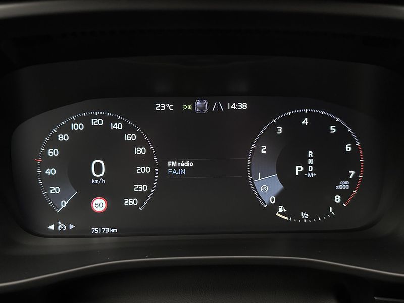 Volvo XC40 T4 AWD MOMENTUM CZ REZERVACE - fotka 15 z 34