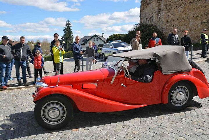 Automobiloví a motocykloví veteráni se vydali v neděli na tradiční jízdu Ze zámku na hrad. Start byl na Horním náměstí v Přerově, kde si lidé užili bohatý program.