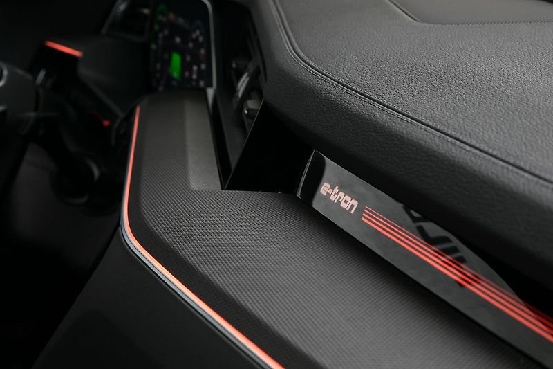 Audi e-tron 55 300kW Sline BlackEd Pano TZ - fotka 28 z 44