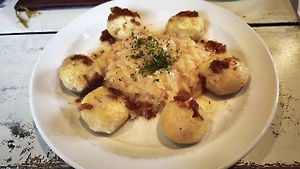 V motorestu U Rychtáře v Novém Městě jsme si dali plněné bramborové knedlíky za 193 korun.