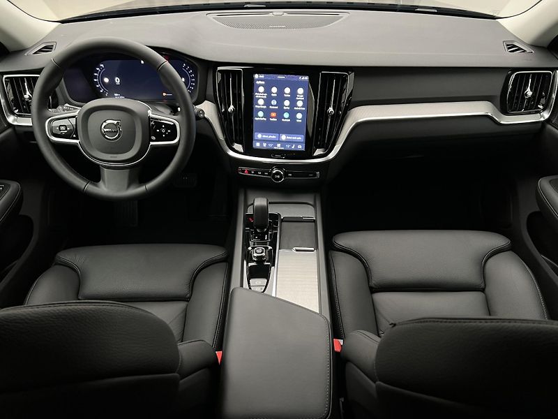 Volvo V60 B4 DARK PLUS AUT - fotka 2 z 45
