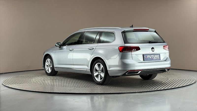 Volkswagen Passat 2.0 TDI DSG Elegance Variant - fotka 2 z 26