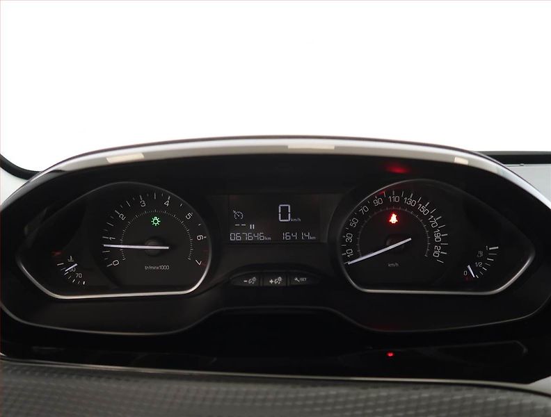 Peugeot 2008 (2018) 1.2 PureTech, Serv.kniha - fotka 11 z 20