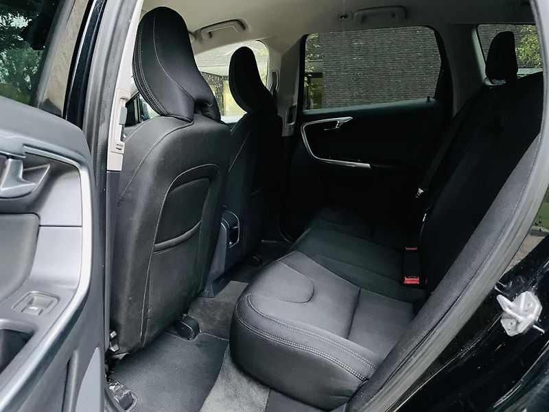 Volvo XC60 2.4D 4x4 AUT SERVISKA TAŽNÉ - fotka 29 z 43